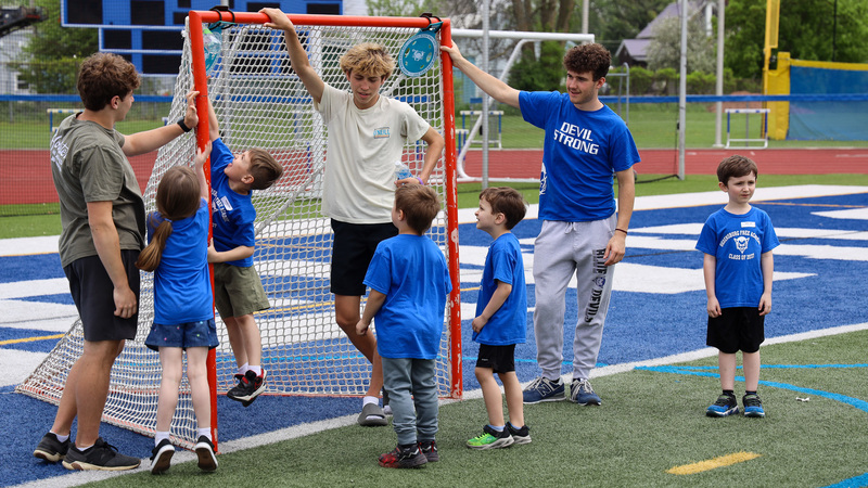 seniors and kindergarteners talk by sport net