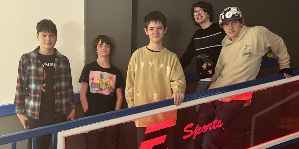 Owen Jackson and other esports take photo in front of illuminated railing